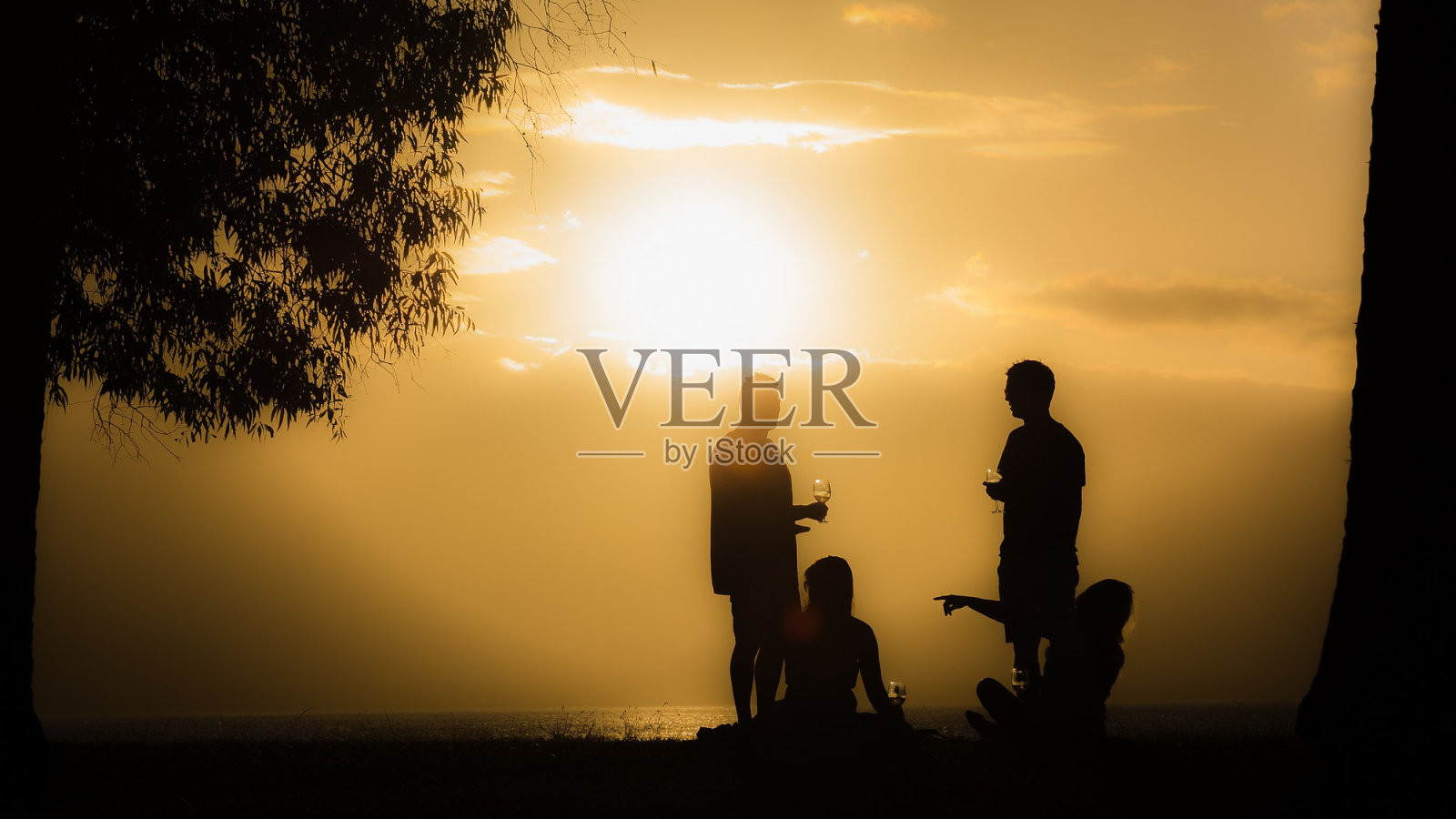 两对情侣在下班后喝一杯照片摄影图片