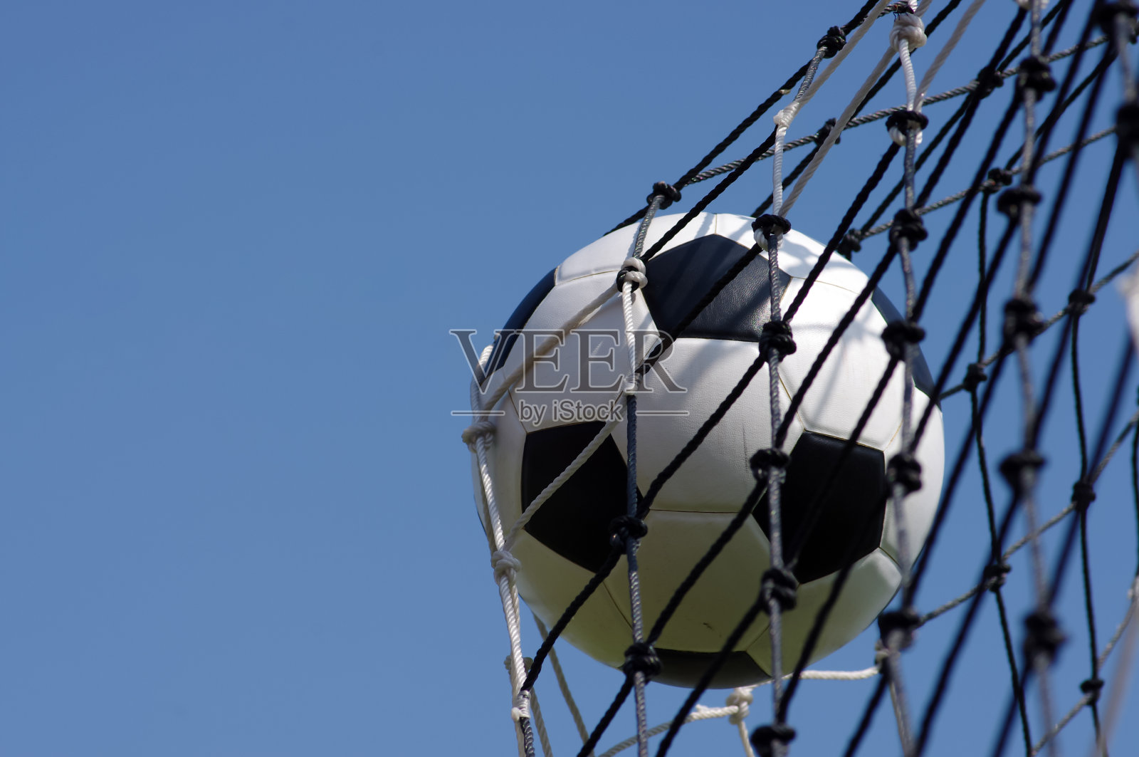 球门内的足球照片摄影图片