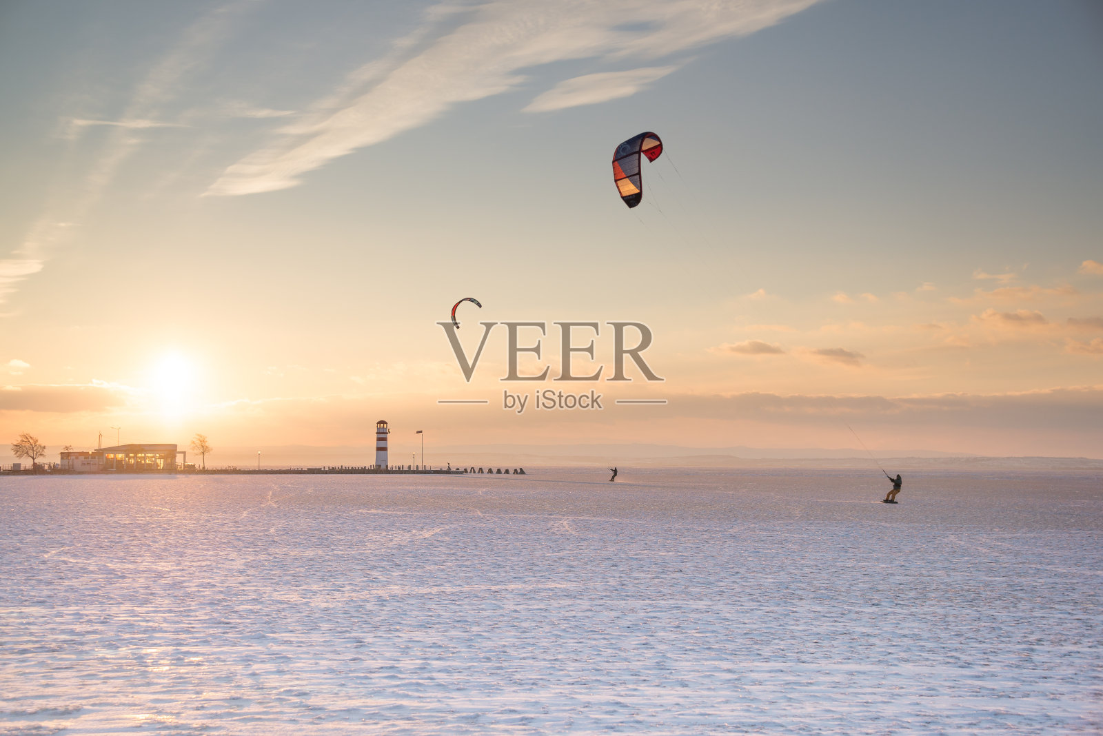 冬季日落与风筝滑雪照片摄影图片