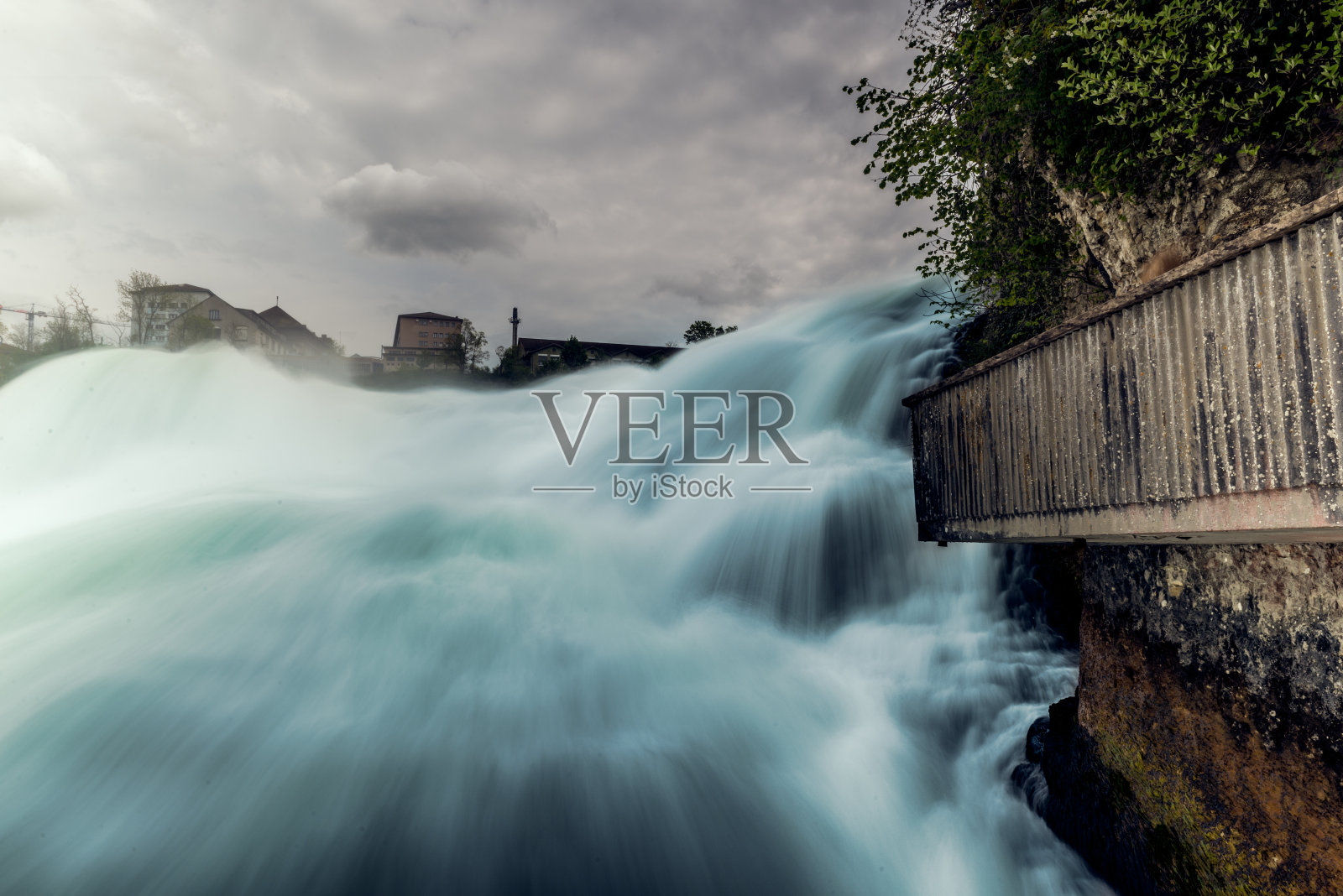 瑞士沙夫豪森莱茵河瀑布观景点照片摄影图片