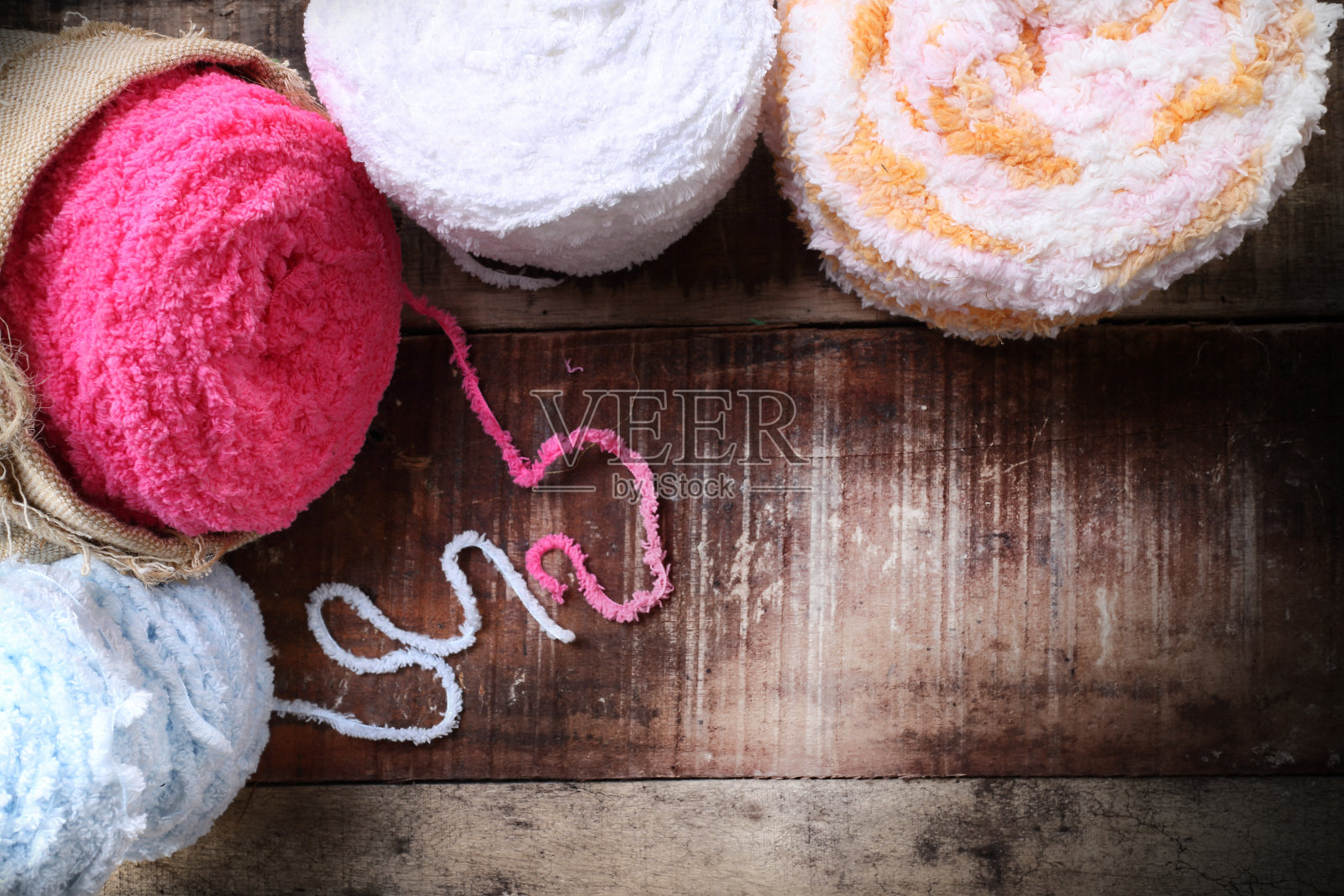 彩色的纱线球在木头上照片摄影图片