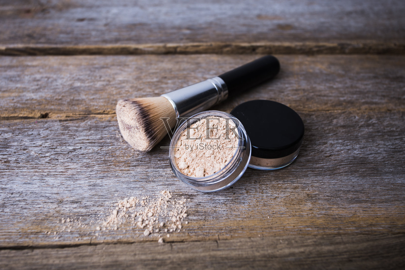 用刷子刷不同颜色的矿物粉化妆照片摄影图片