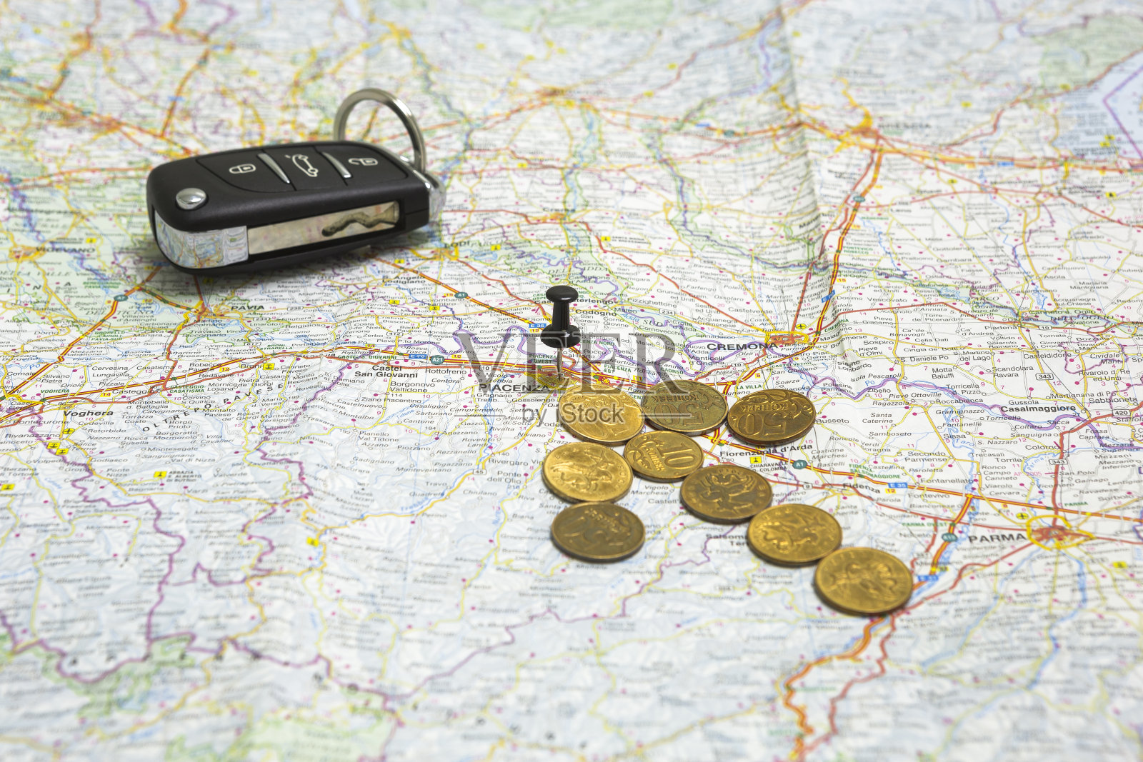 钥匙和硬币呈箭头状排列照片摄影图片