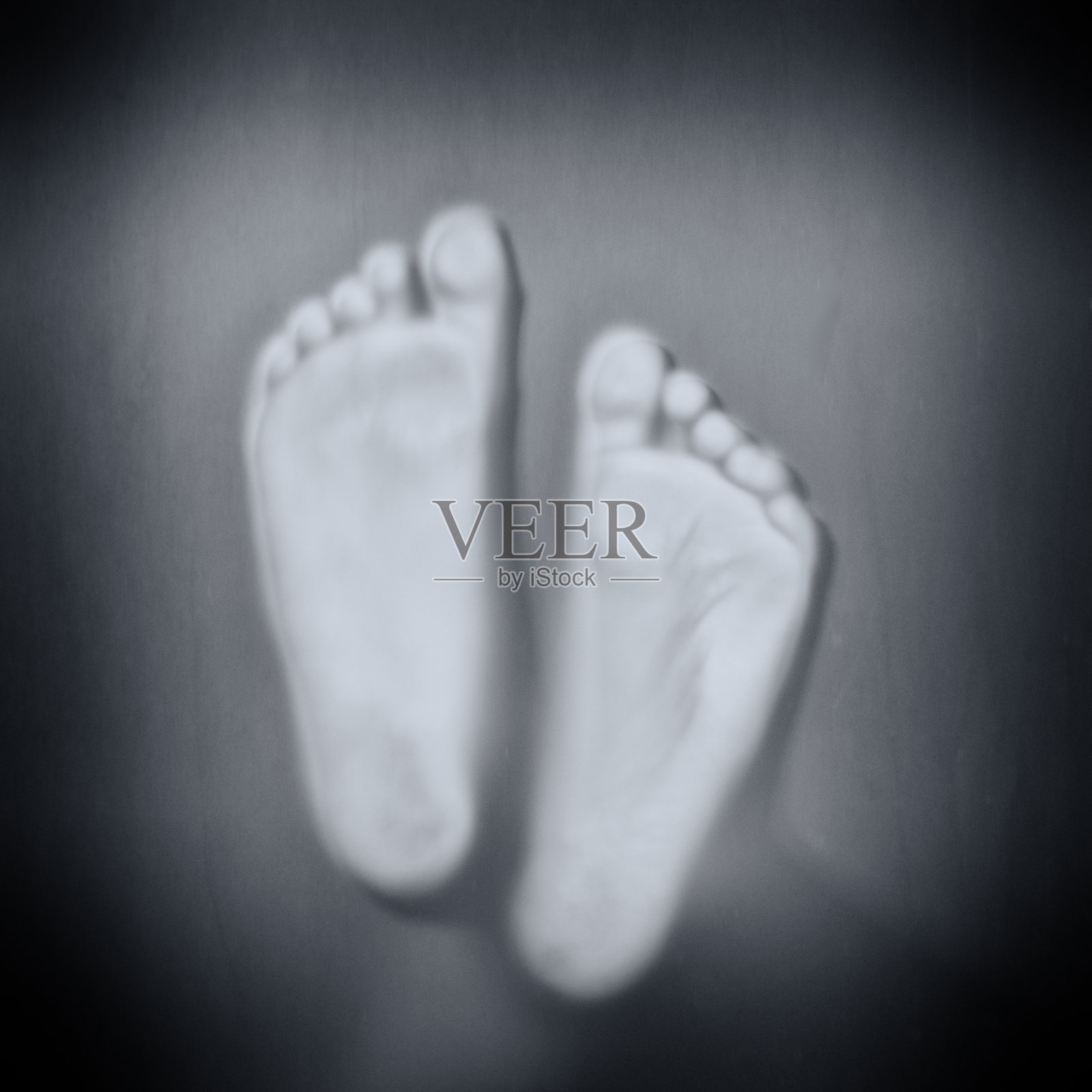 脚碰玻璃照片摄影图片