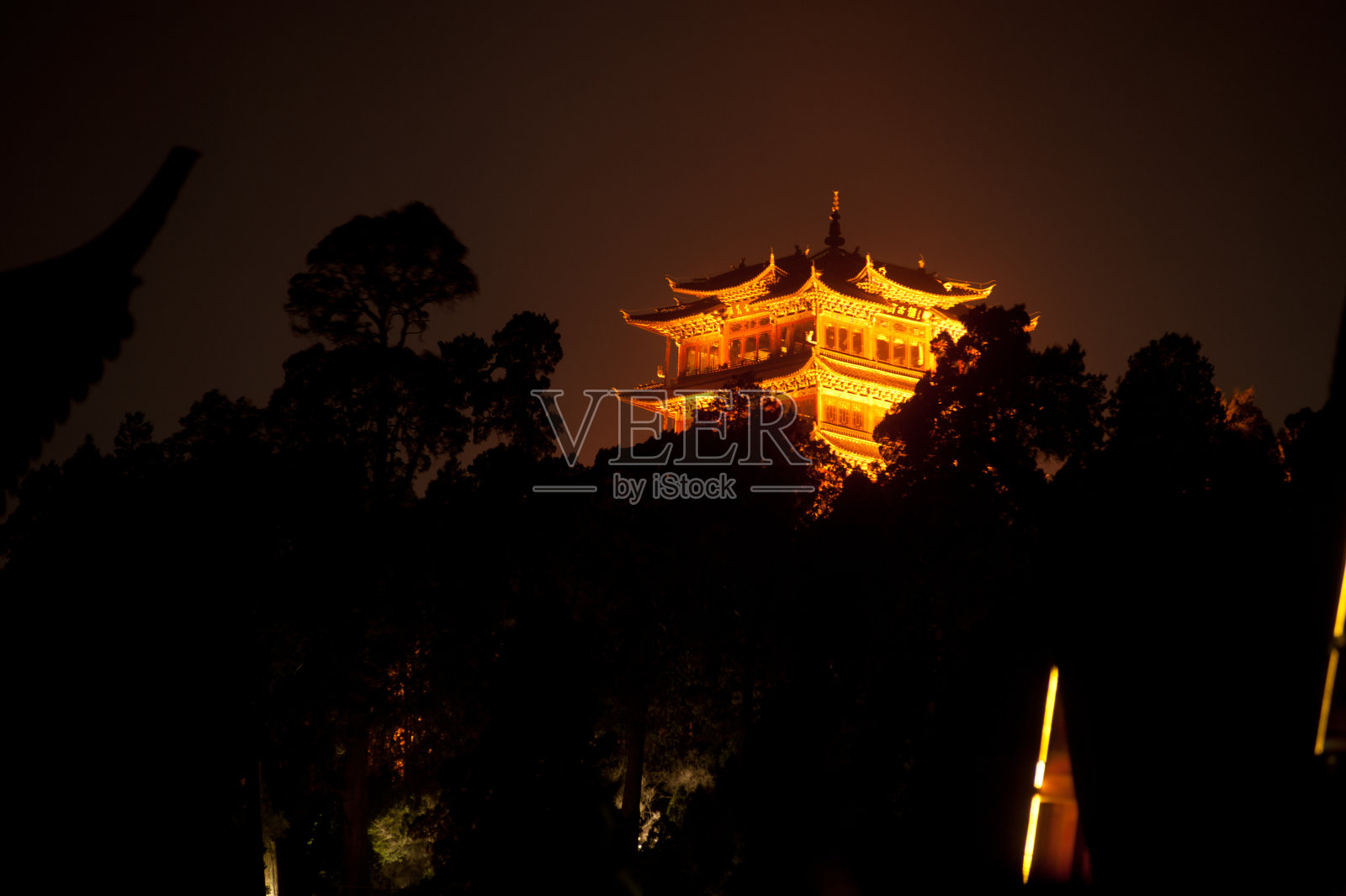 历史悠久的丽江大雁古城夜景。照片摄影图片