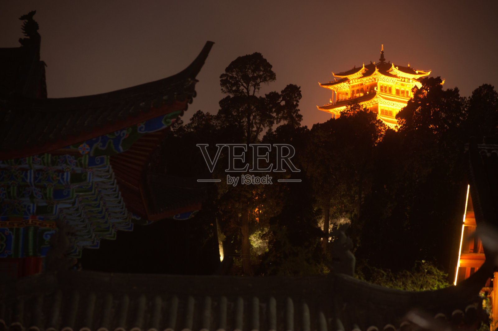 历史悠久的丽江大雁古城夜景。照片摄影图片