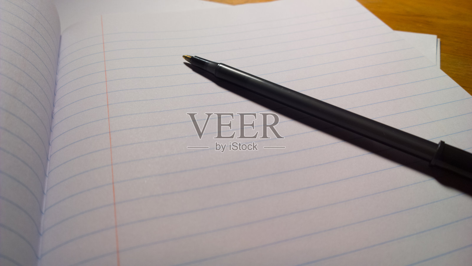 用钢笔打开笔记本照片摄影图片
