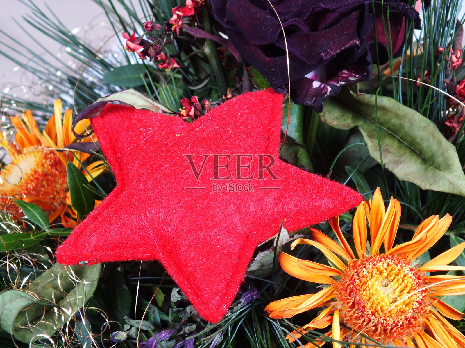 礼篮里的红色花瓶?照片摄影图片