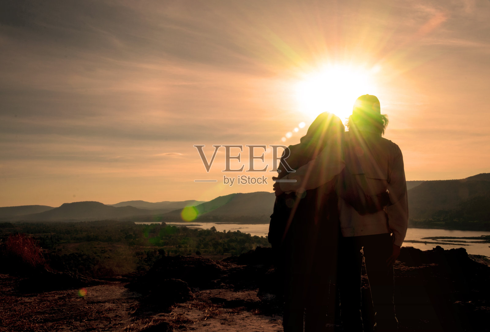 山顶上恋人的剪影照片摄影图片