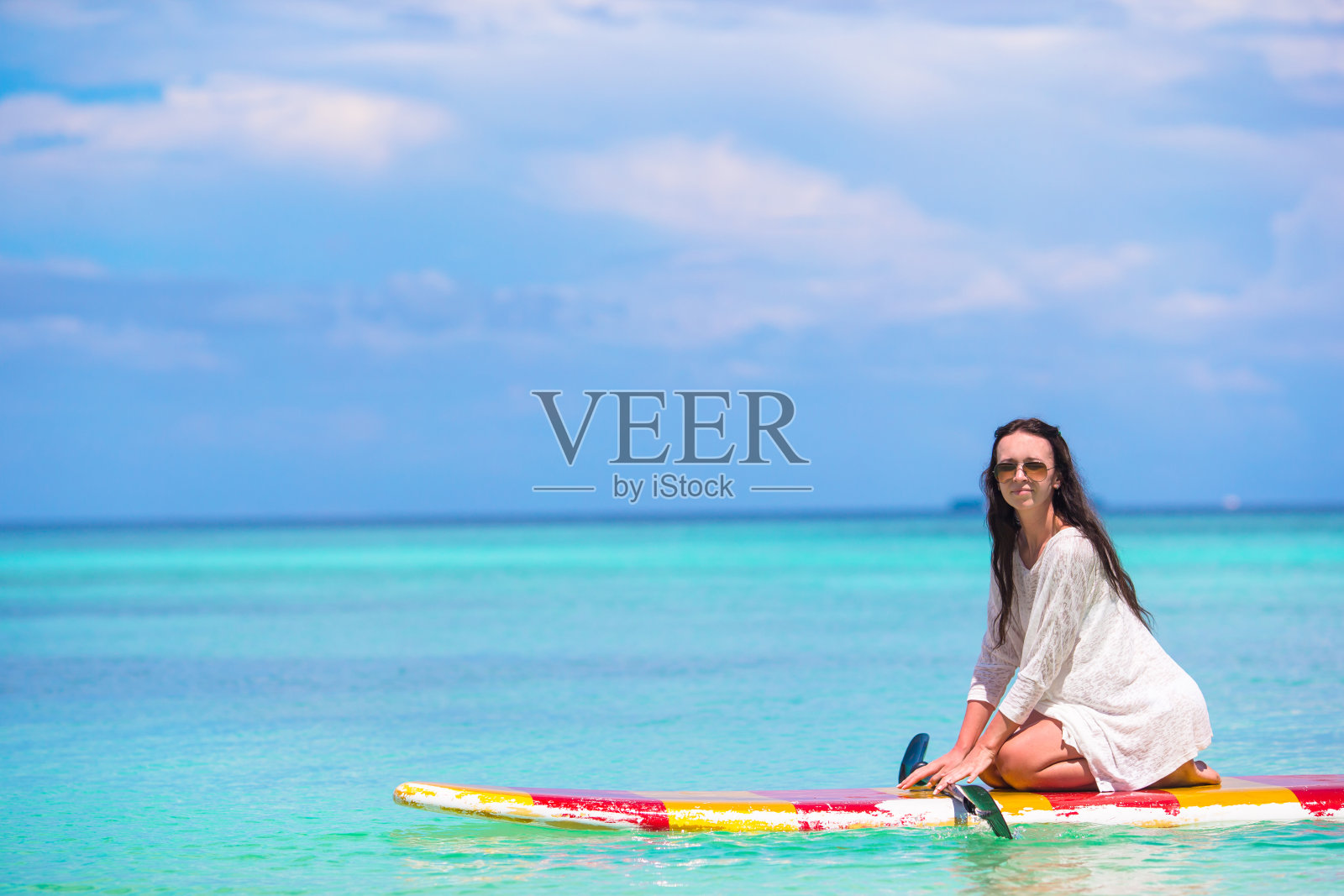 活跃的年轻女子站起来划水板照片摄影图片