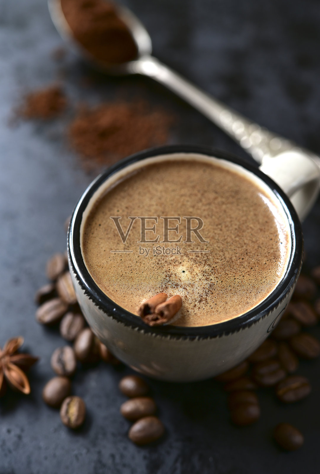 一杯辛辣的咖啡加咖啡豆和咖啡粉。照片摄影图片