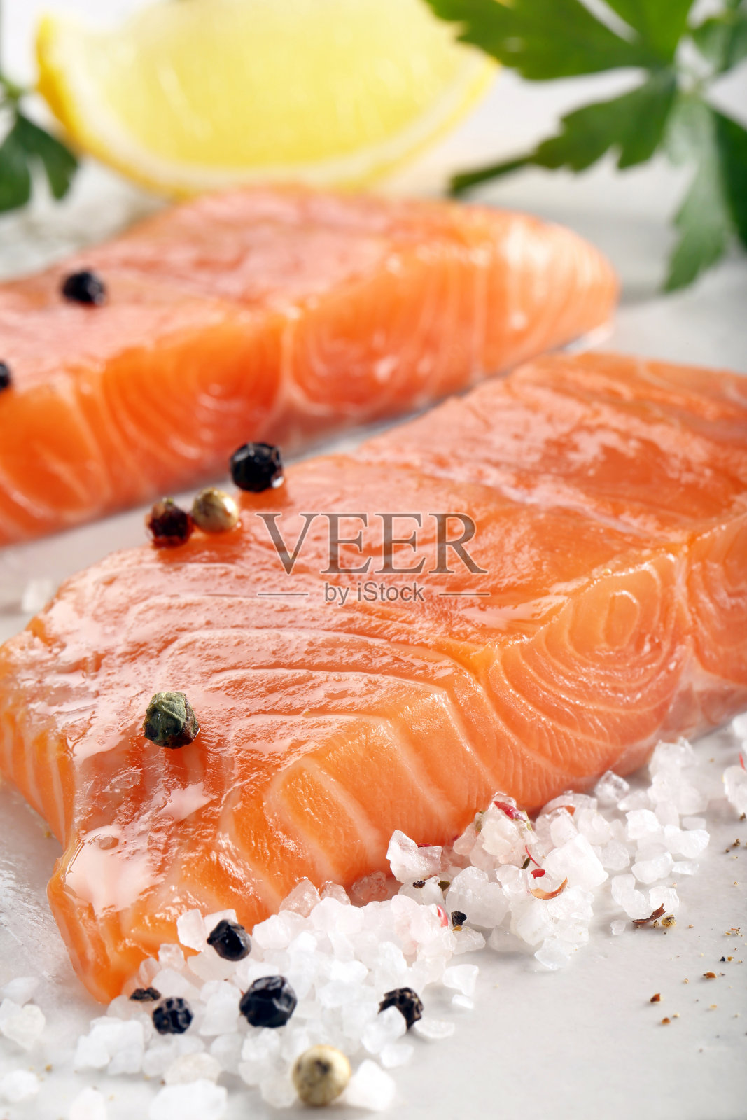 新鲜的生鲑鱼片和用于烘烤的芳香香料照片摄影图片