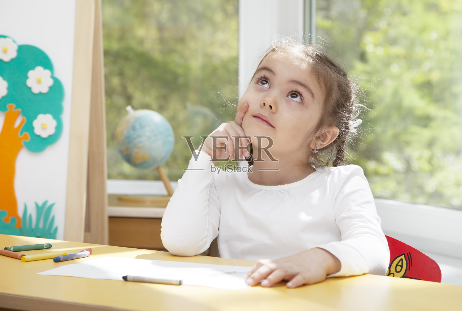 小女孩在思考照片摄影图片