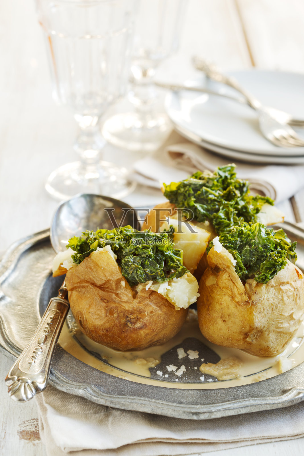 盐烤土豆配味增奶油甘蓝照片摄影图片