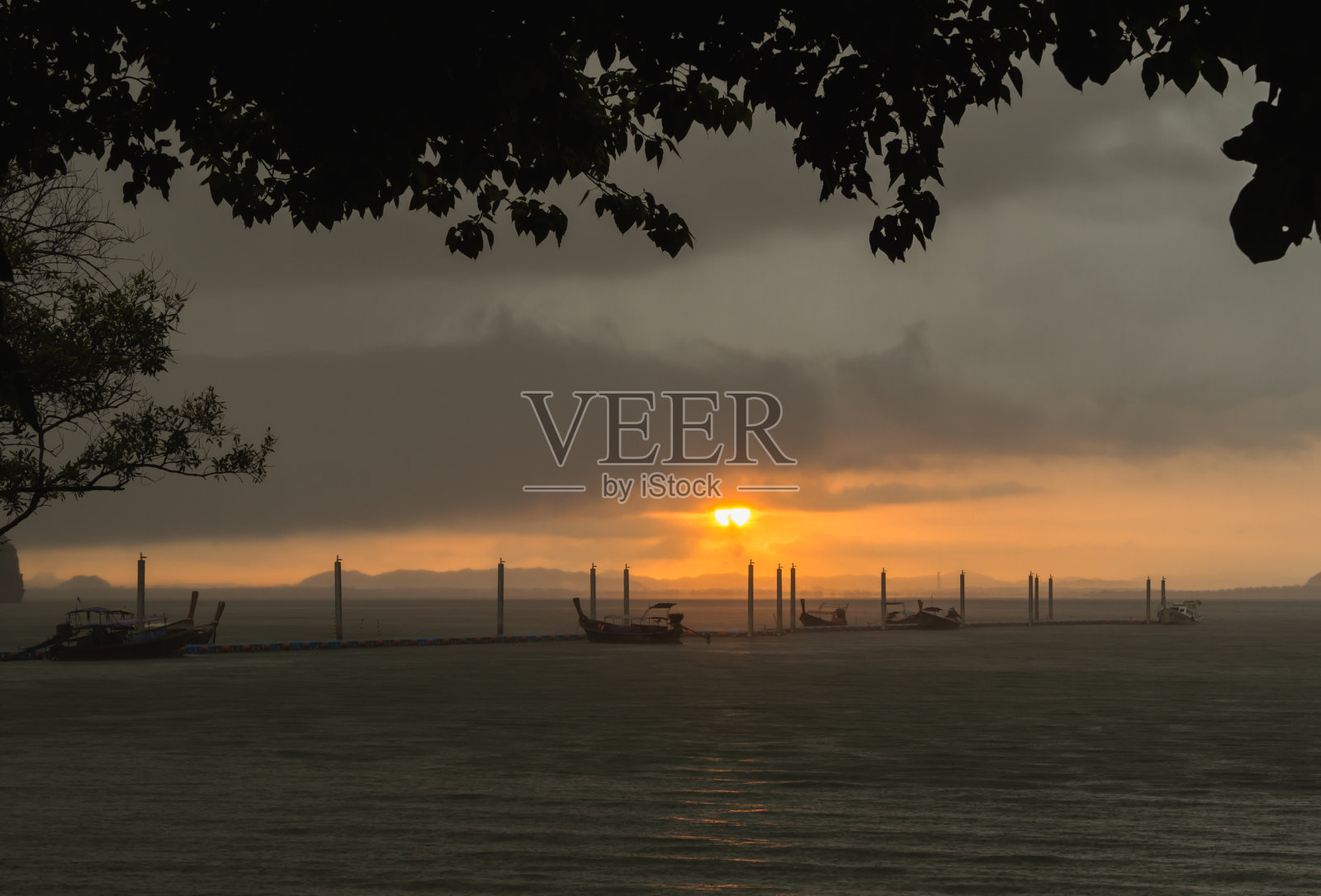 橙色的天空和多云的海面上的日出照片摄影图片