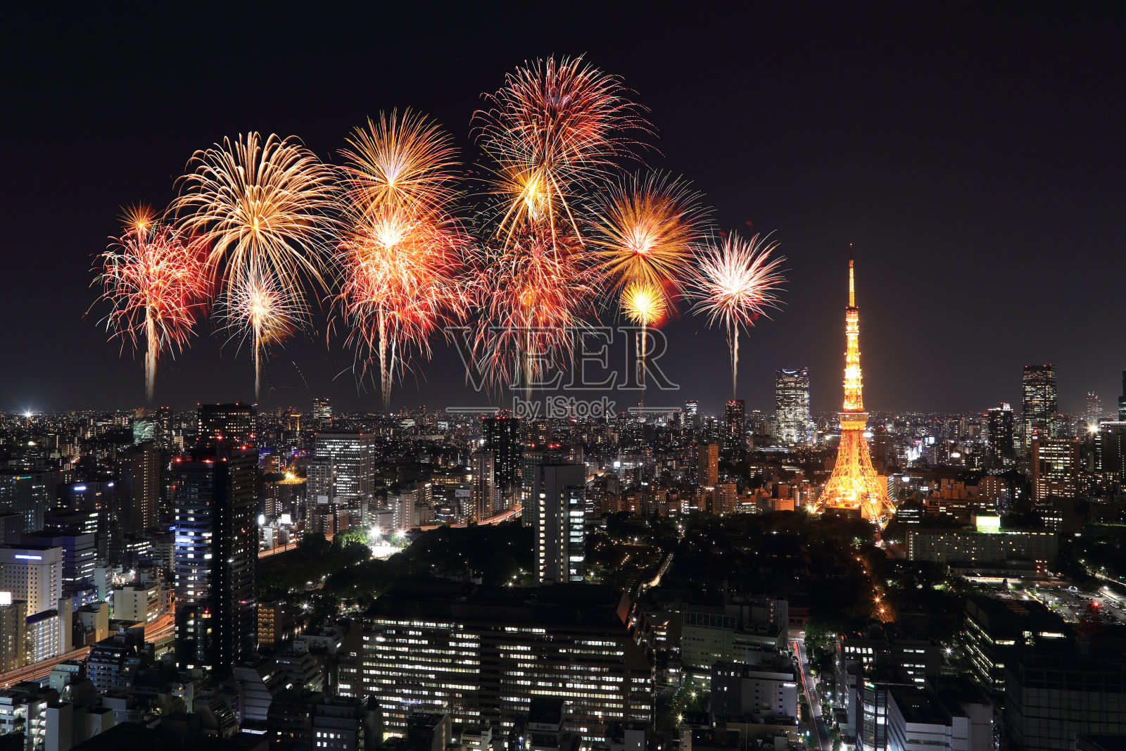 东京城市上空燃放烟花庆祝夜晚照片摄影图片