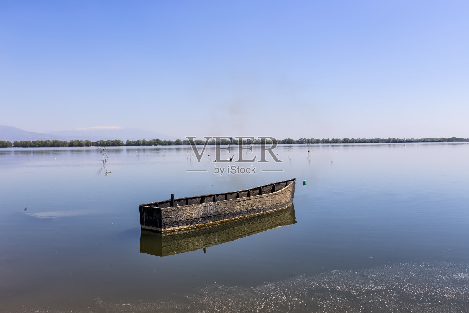 在希腊Serres的Kerkini湖上划船照片摄影图片