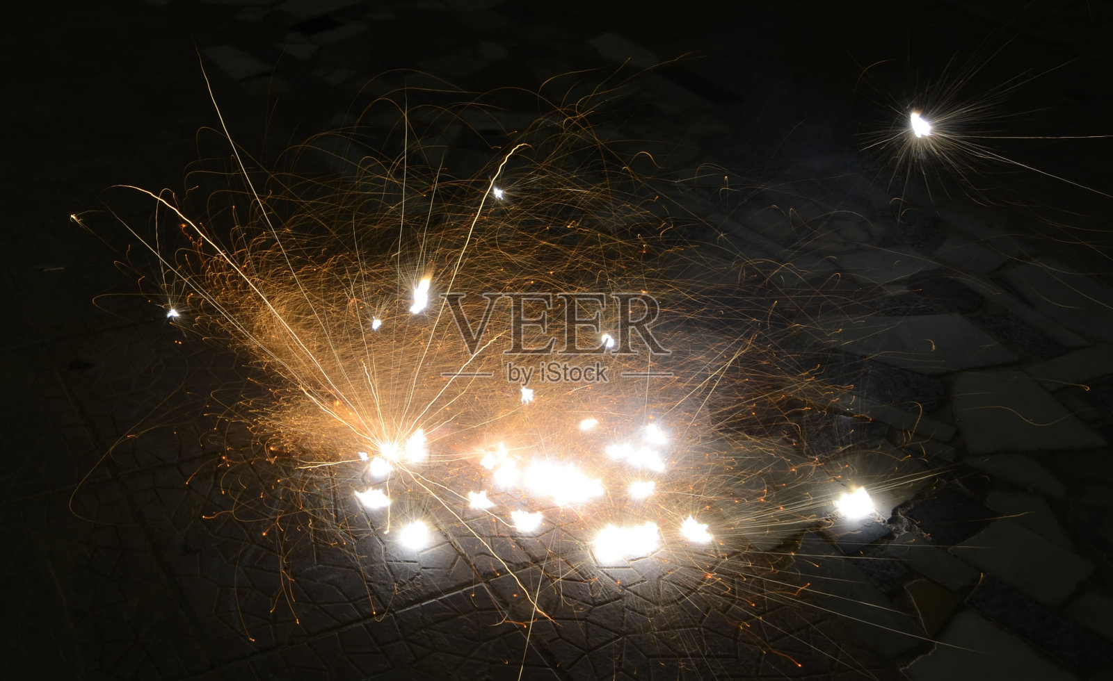 在节日的夜晚,闪闪发光的烟花照片摄影图片