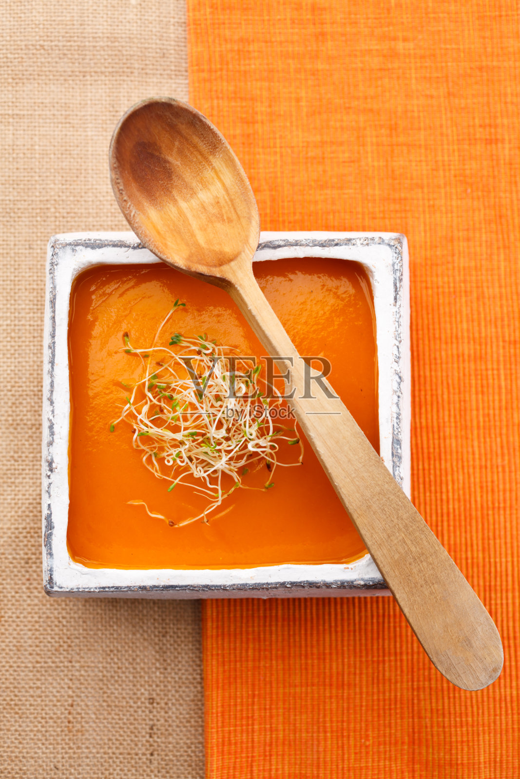 碗里的南瓜汤照片摄影图片