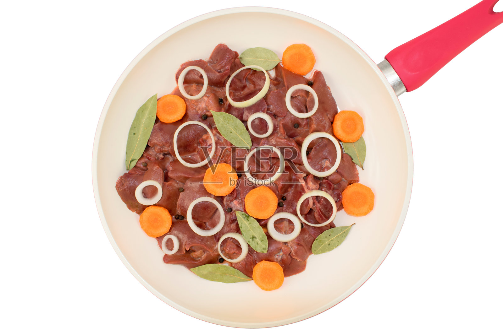 鸡肝与胡萝卜在平底锅中照片摄影图片