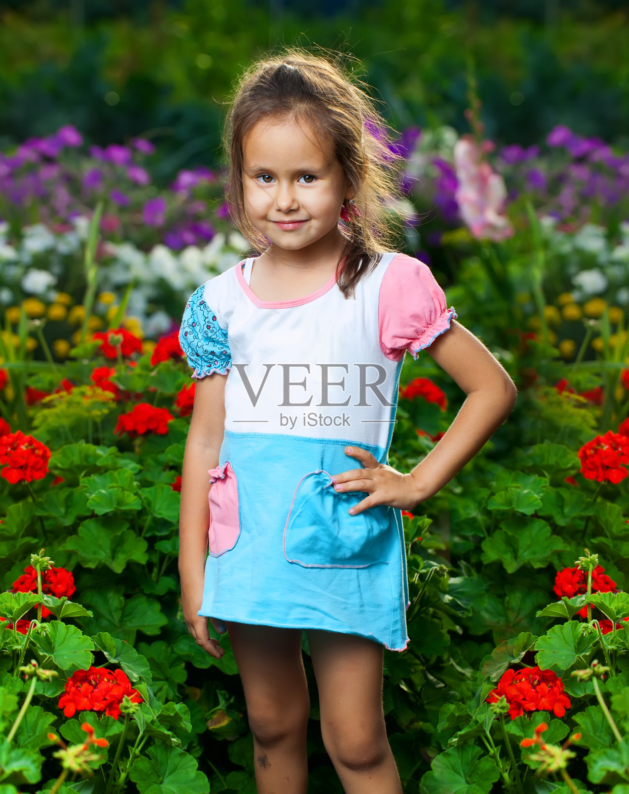 草地上的快乐女孩照片摄影图片