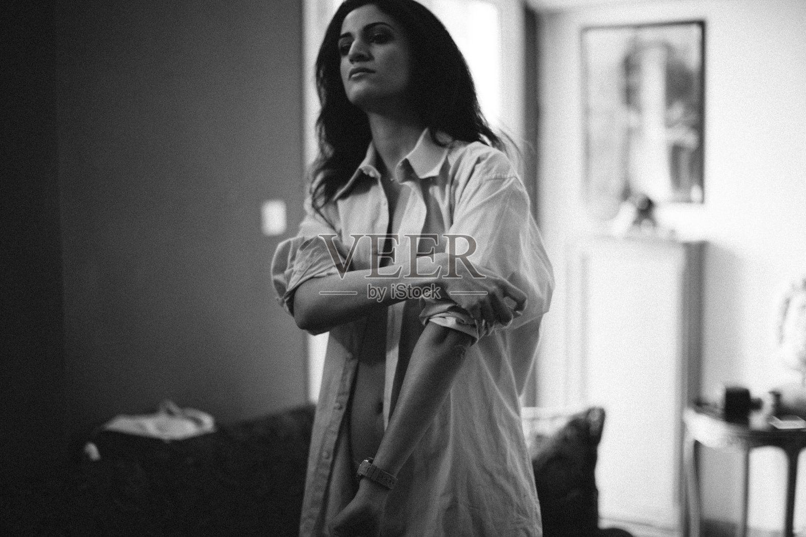 一个穿着内衣在房间里调情的女孩照片摄影图片