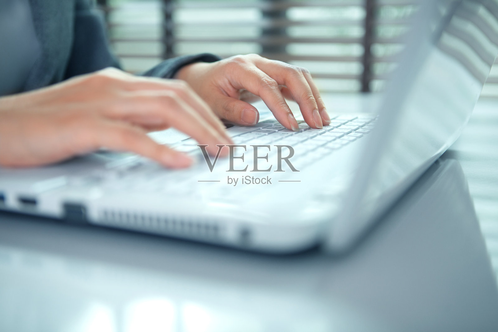 女人的手在打字照片摄影图片