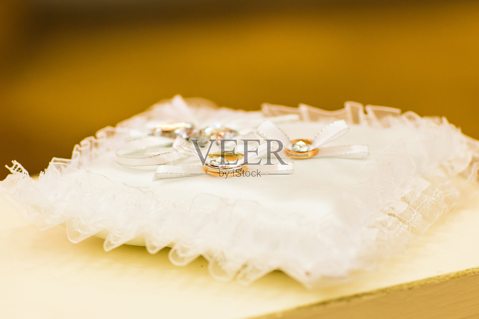 针垫上有金婚戒照片摄影图片