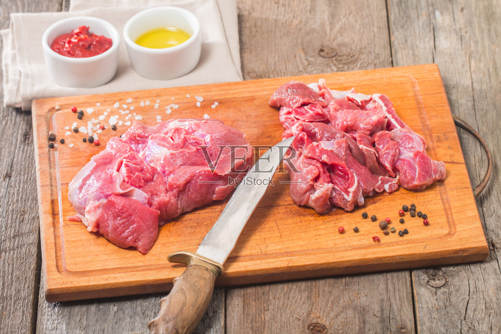 生肉放在木砧板上照片摄影图片