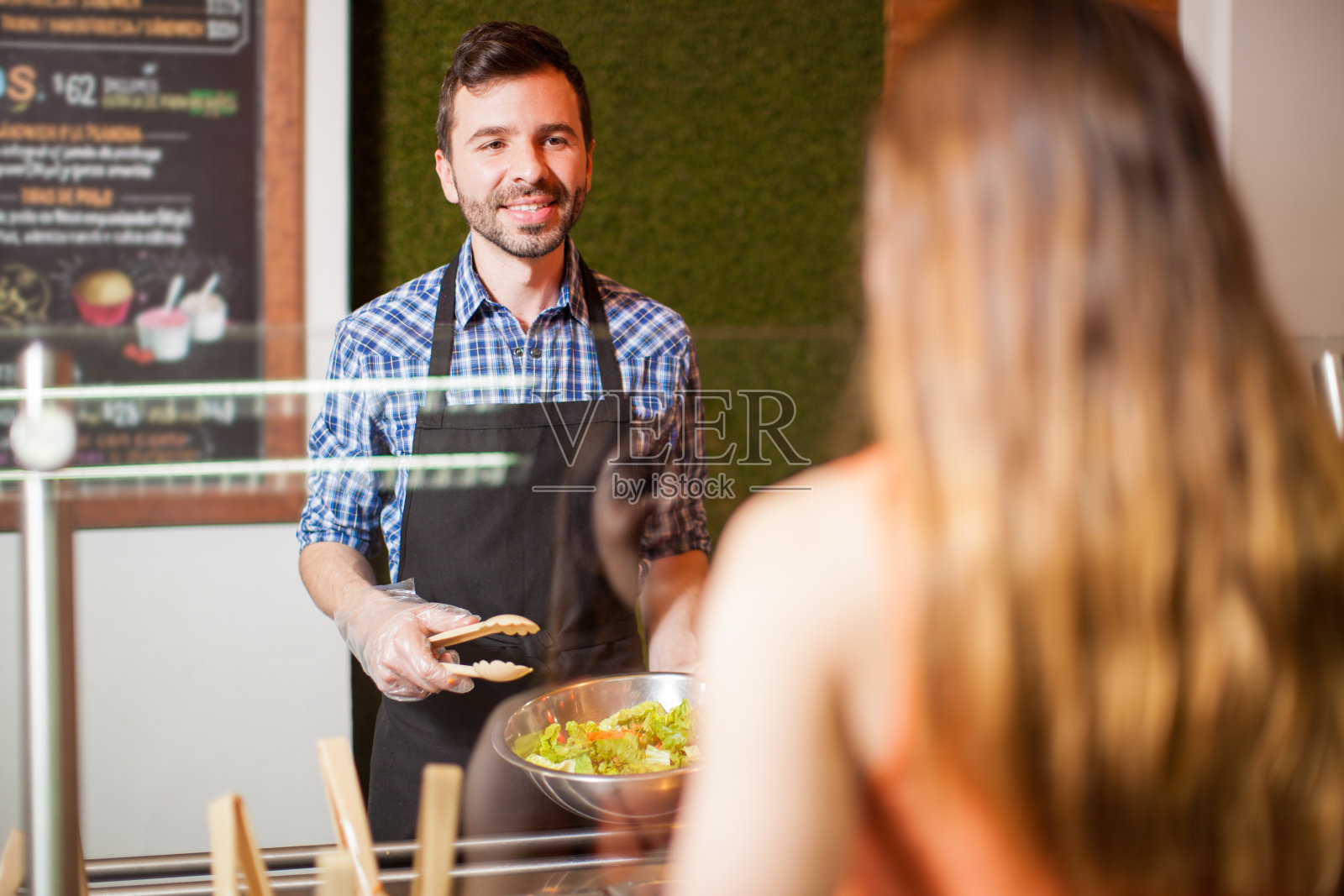 为顾客定制沙拉照片摄影图片