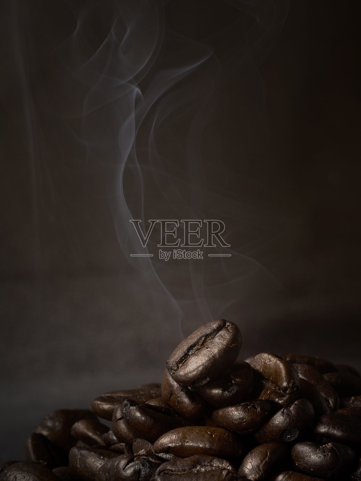 带烟的咖啡豆照片摄影图片
