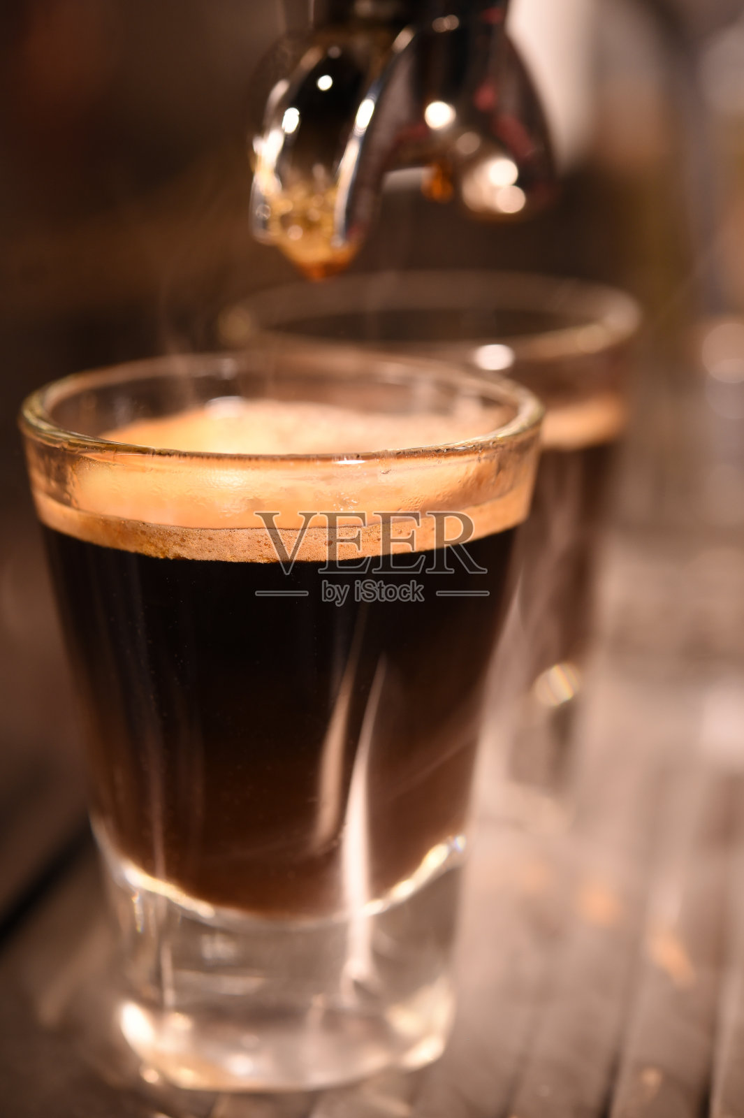 咖啡机正在准备咖啡照片摄影图片