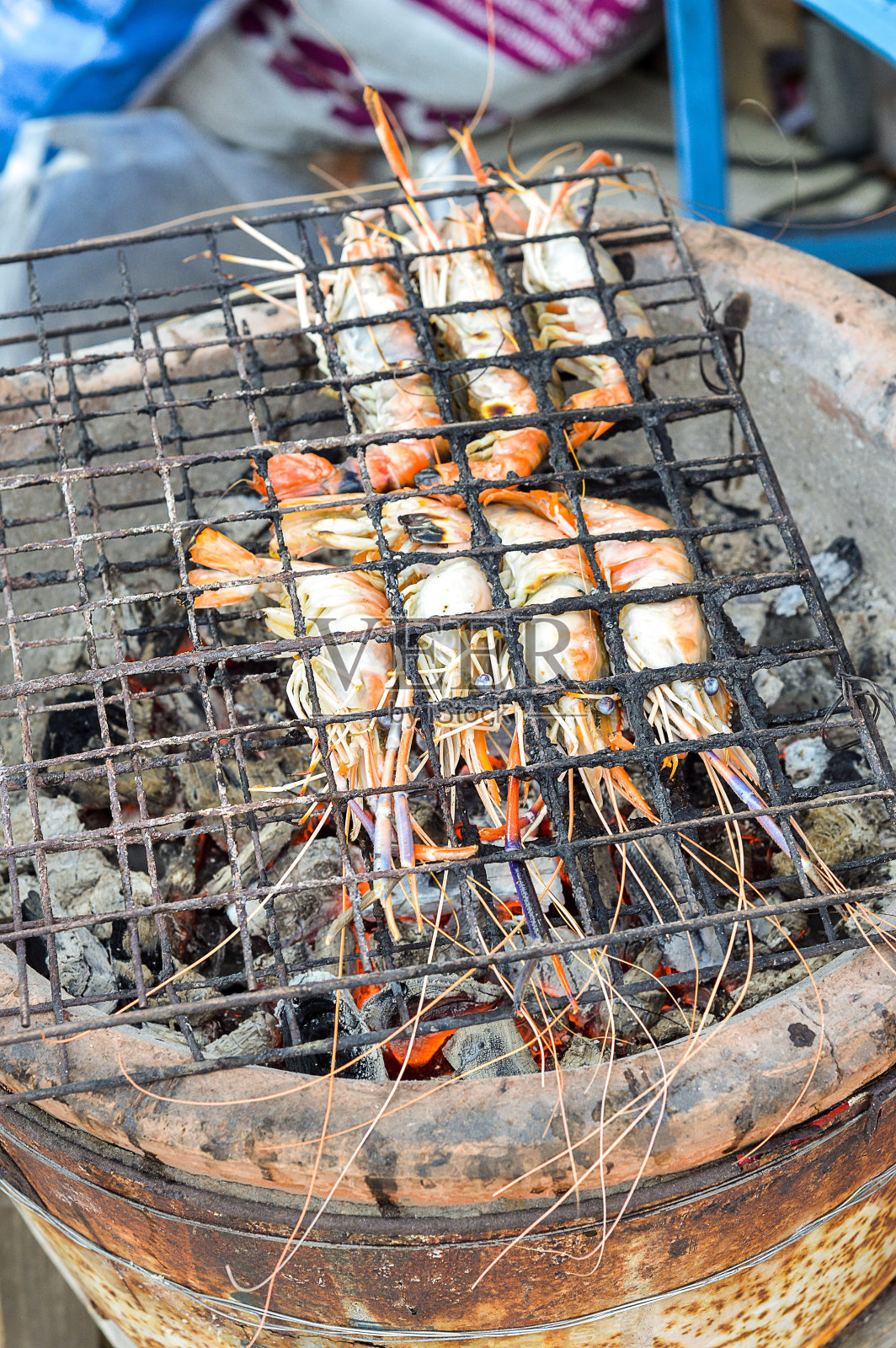 烤架上的烤虾照片摄影图片