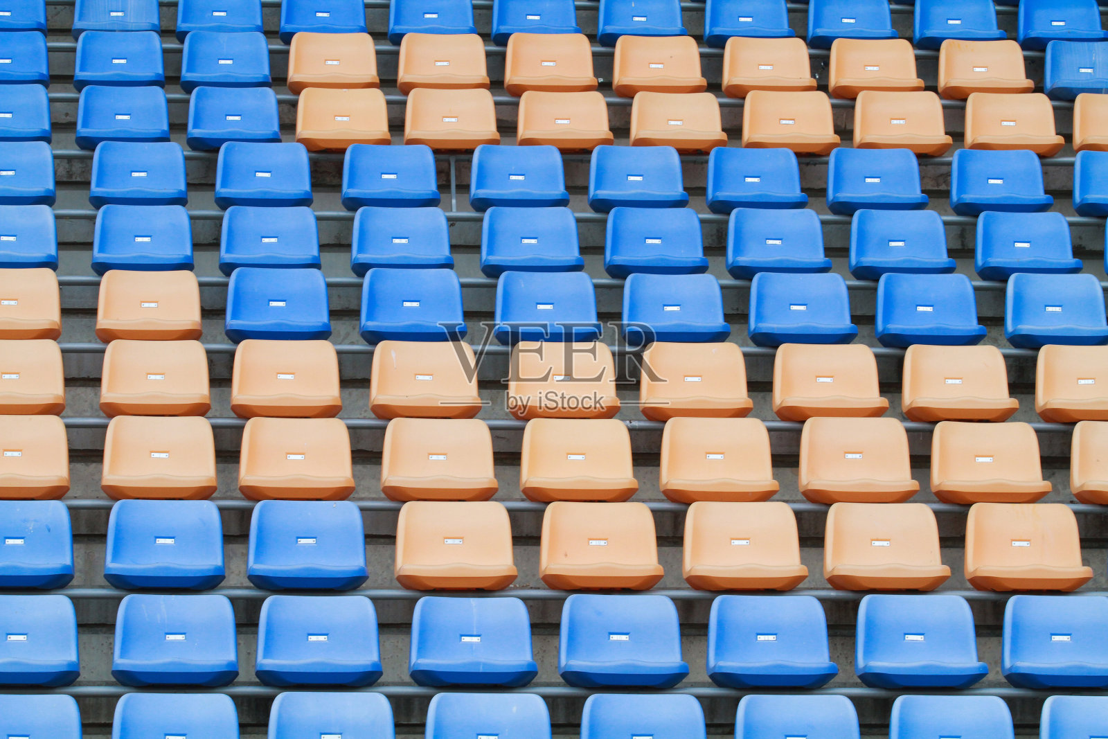 椅子户外足球没有竞争。照片摄影图片