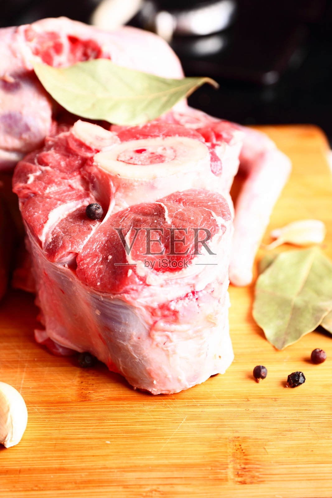 生肉加香料照片摄影图片