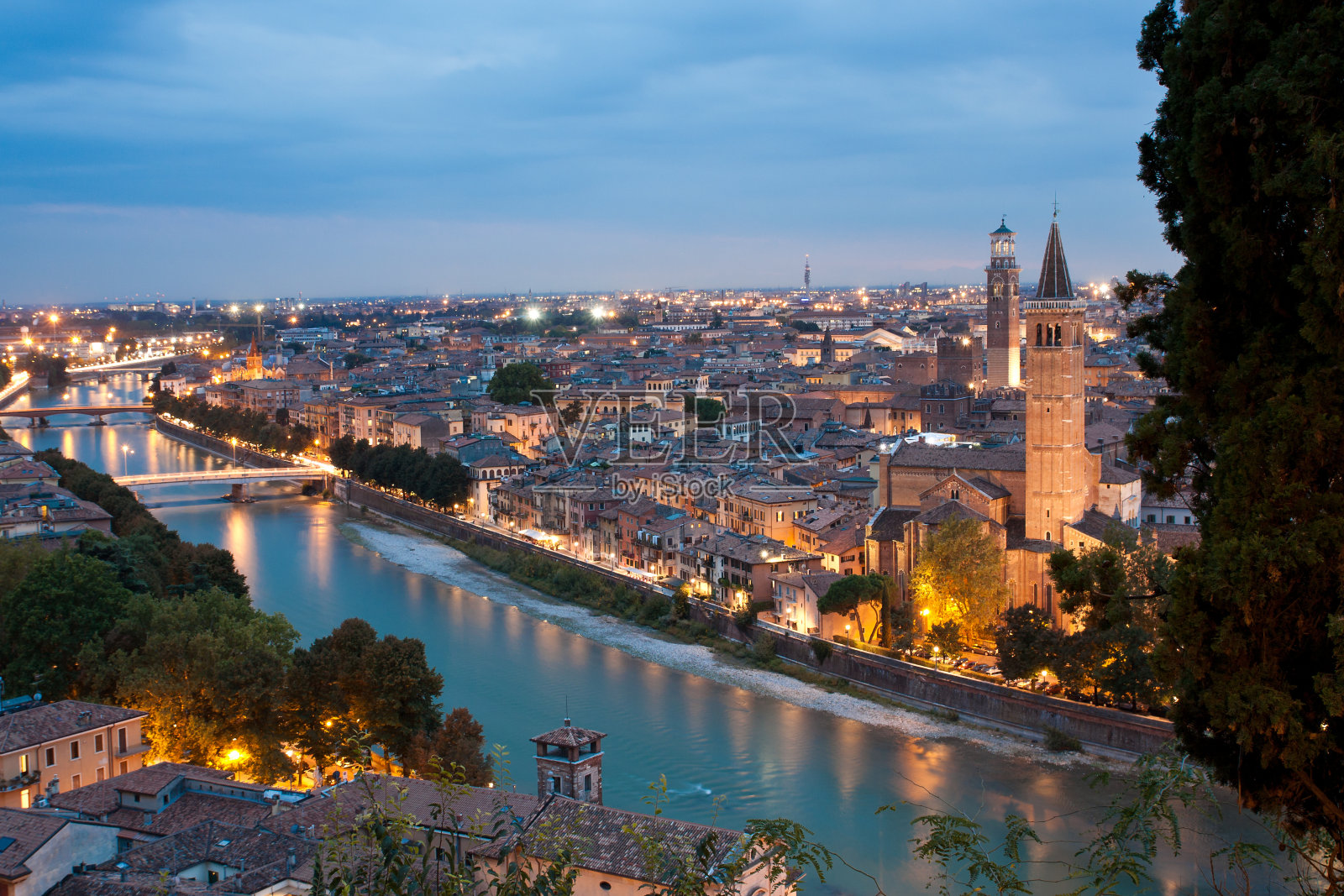 阿迪杰河穿过维罗纳市照片摄影图片