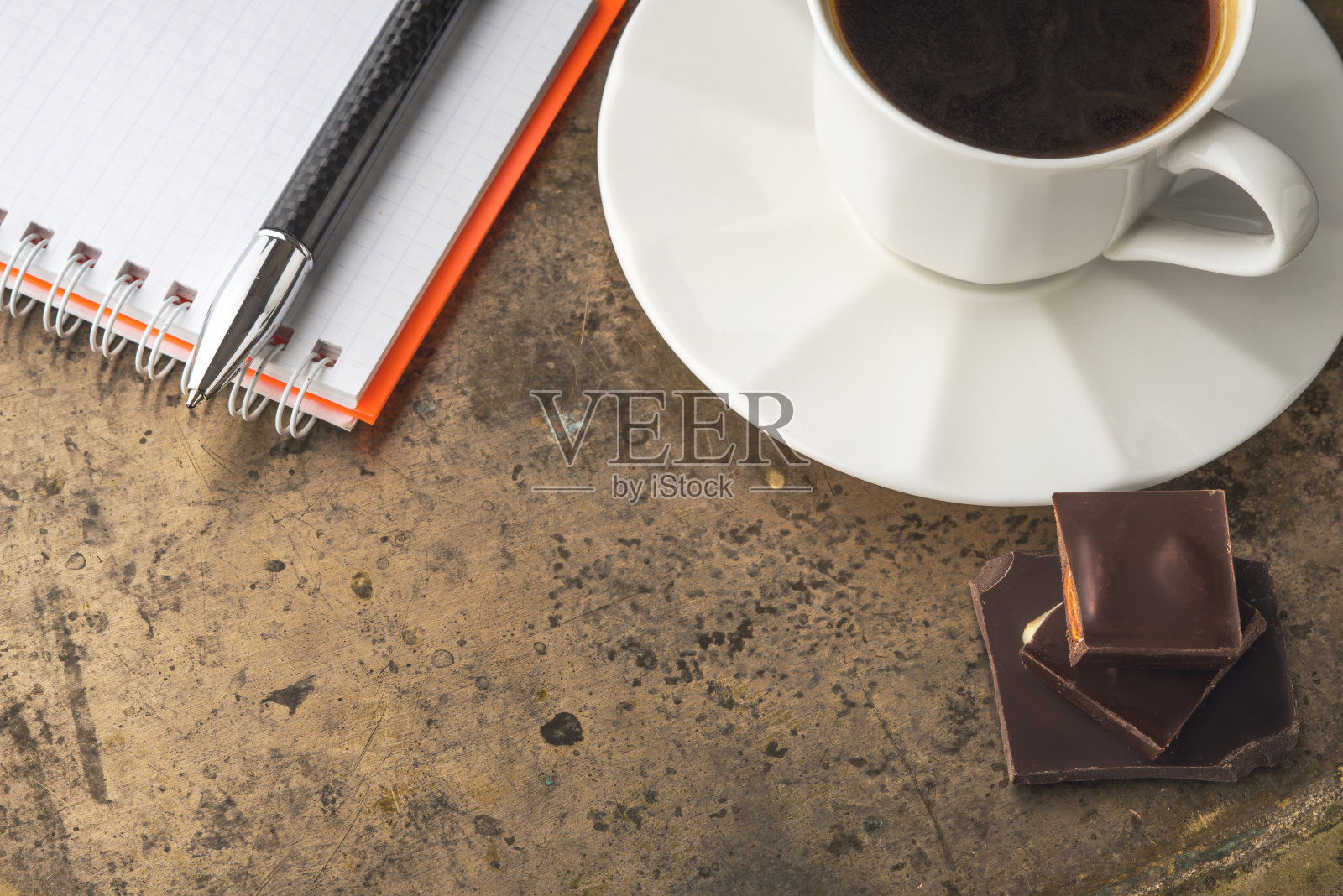 一杯巧克力咖啡和一本笔记本照片摄影图片