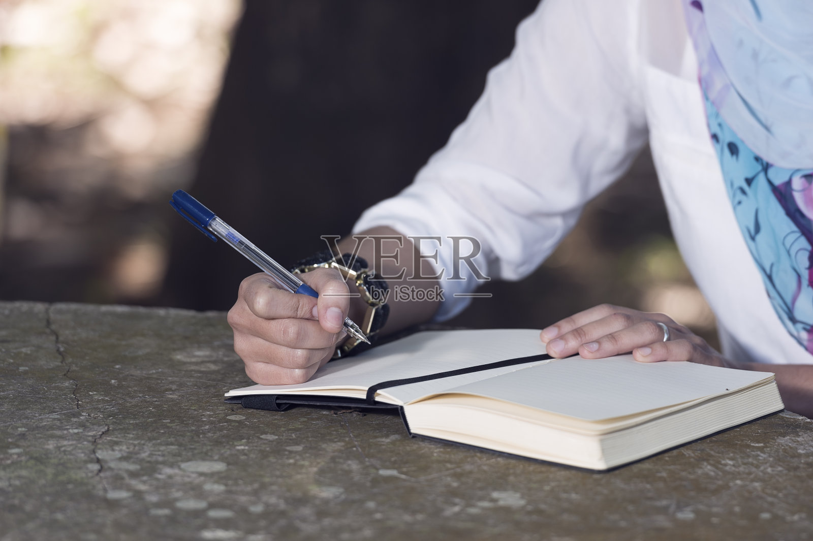 伊斯兰妇女写日记照片摄影图片