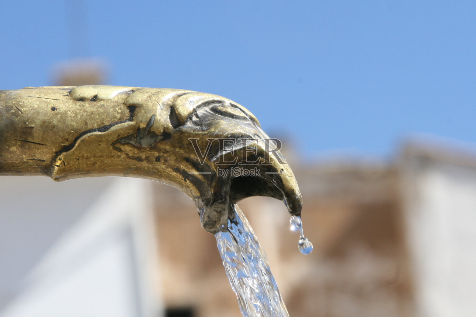 是西班牙雷基纳市水井上的自来水照片摄影图片