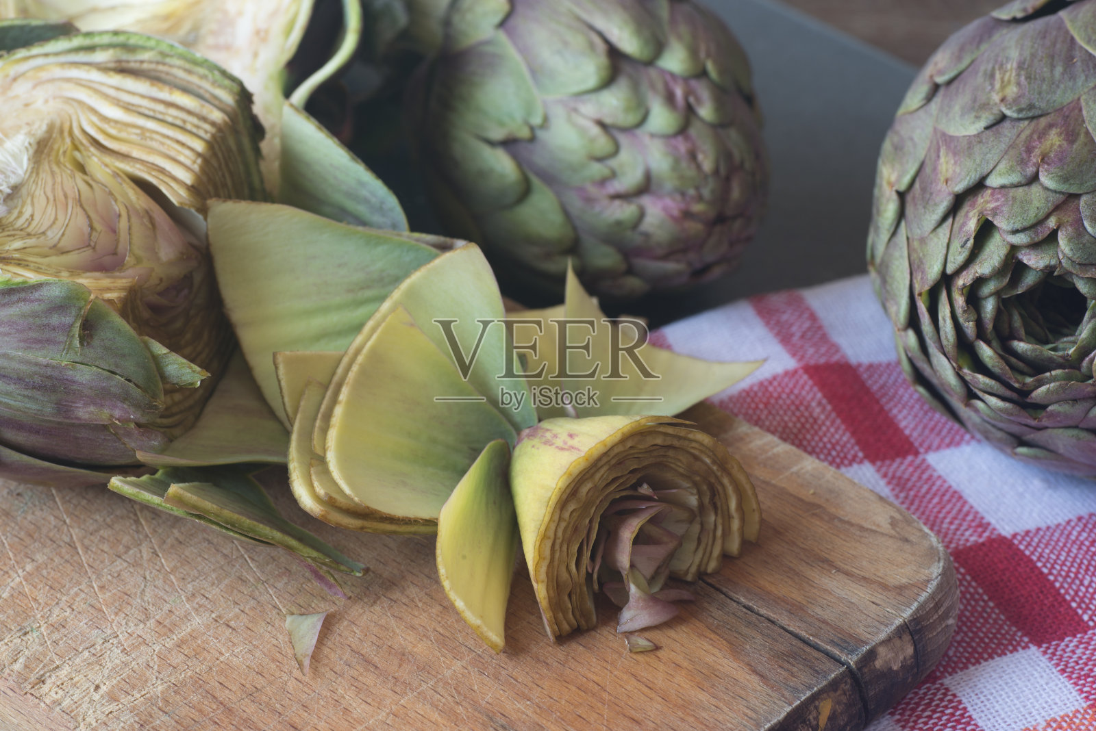 桌上放着生的风轮照片摄影图片