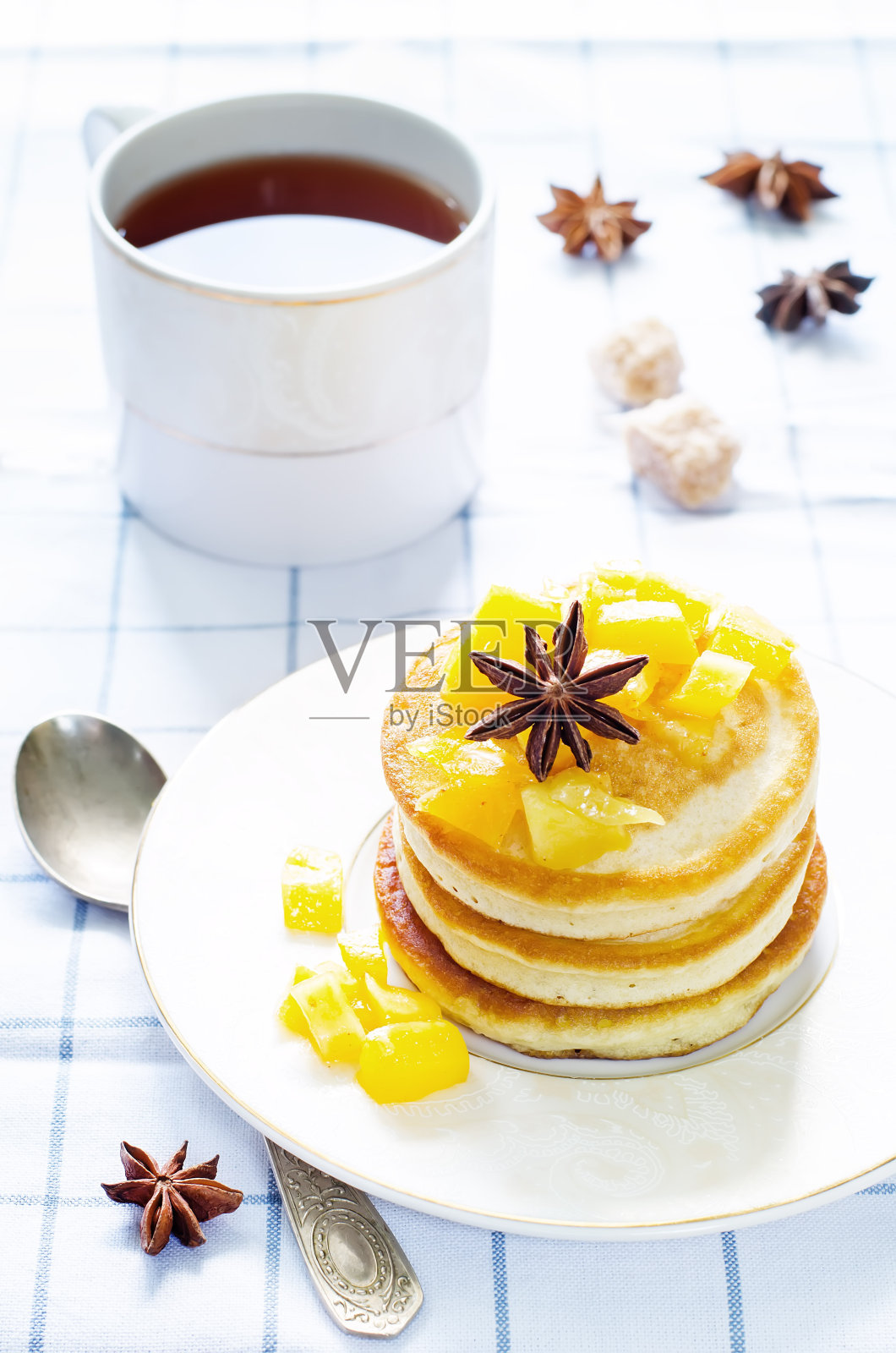 煎饼配焦糖苹果照片摄影图片