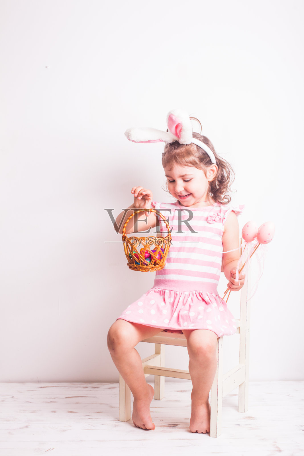 女孩吃了一个巧克力蛋照片摄影图片