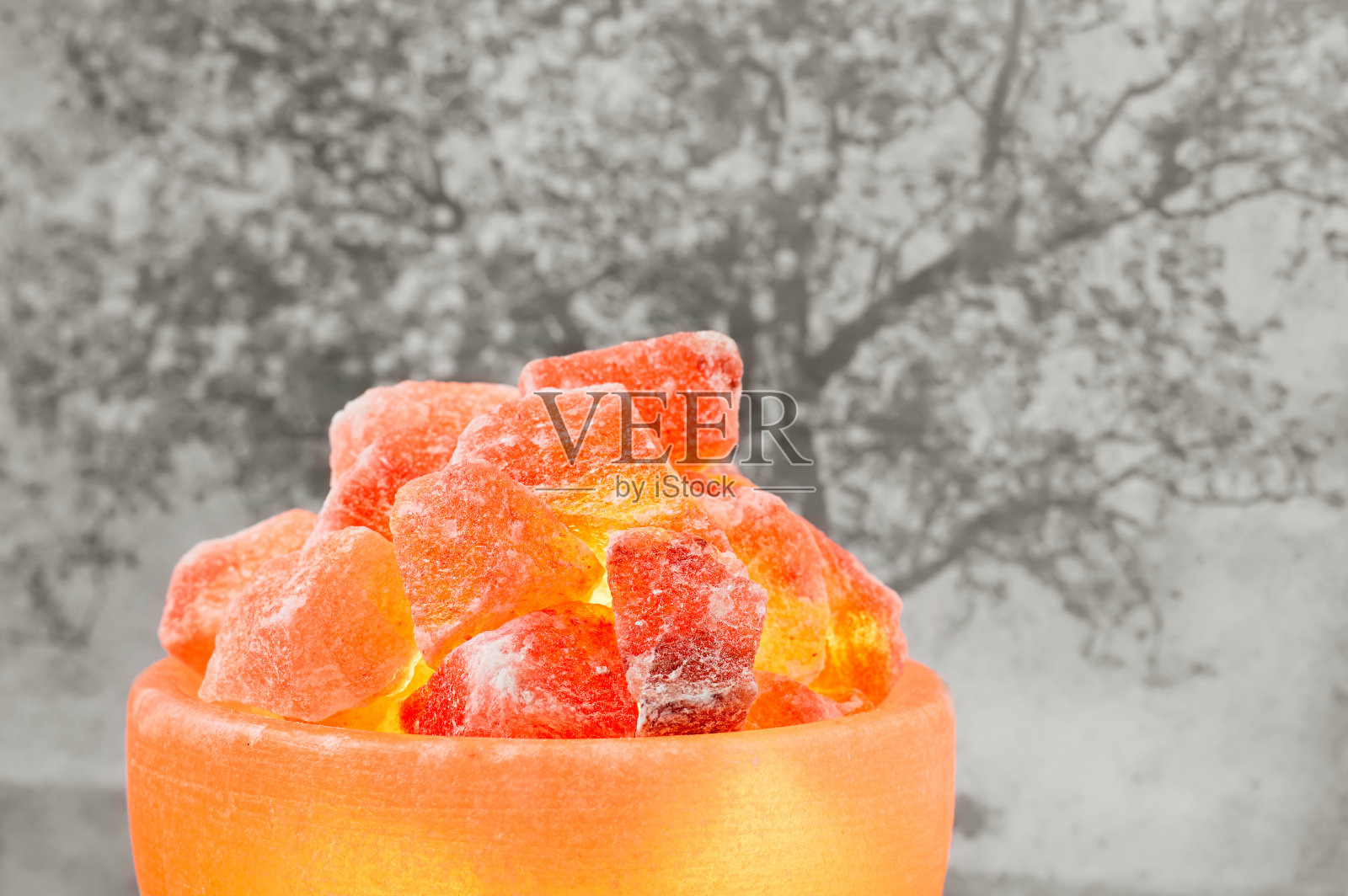 喜马拉雅盐灯打开照片摄影图片