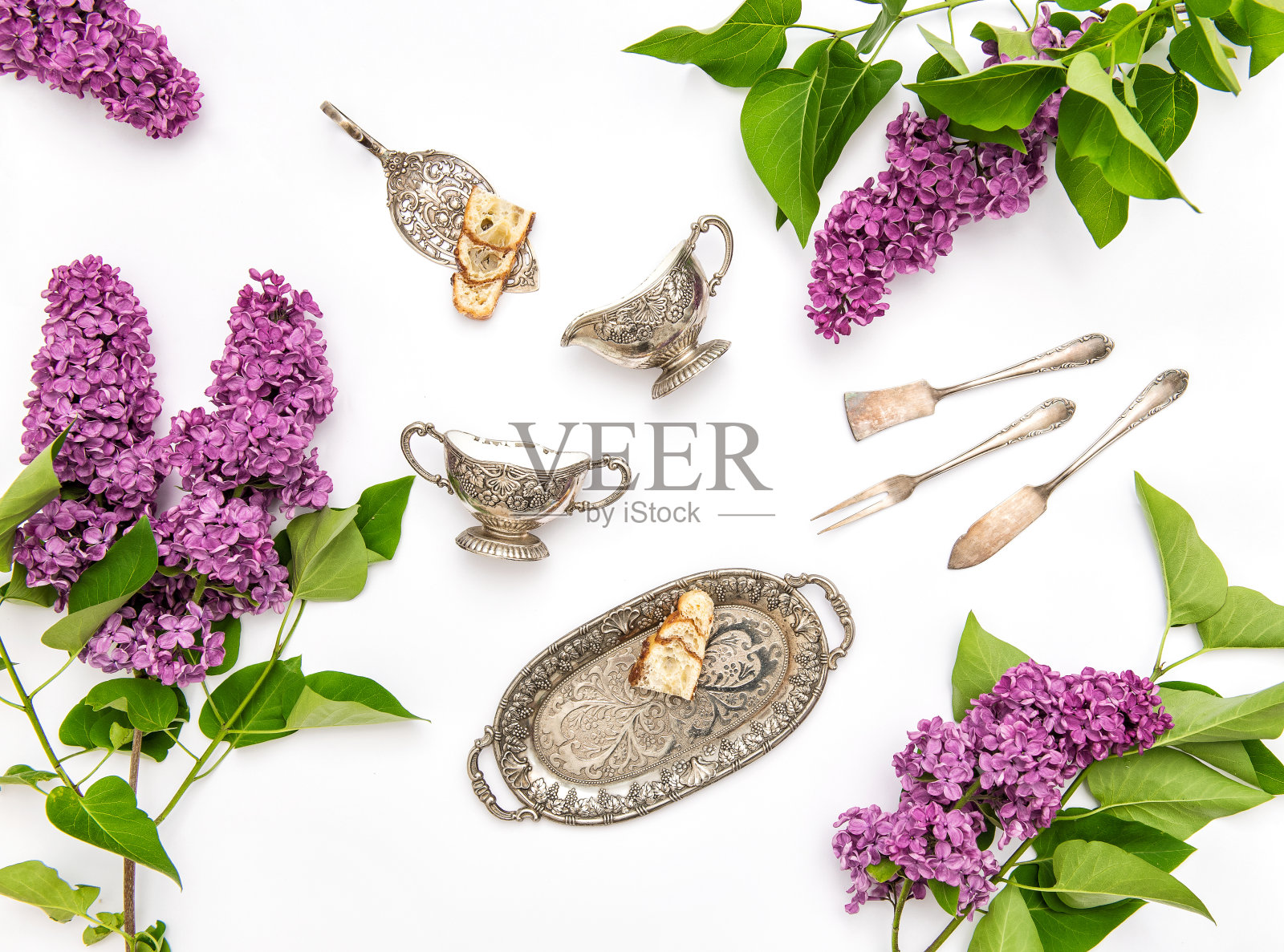 淡紫色的花。咖啡、茶、蛋糕等物品。平躺照片摄影图片