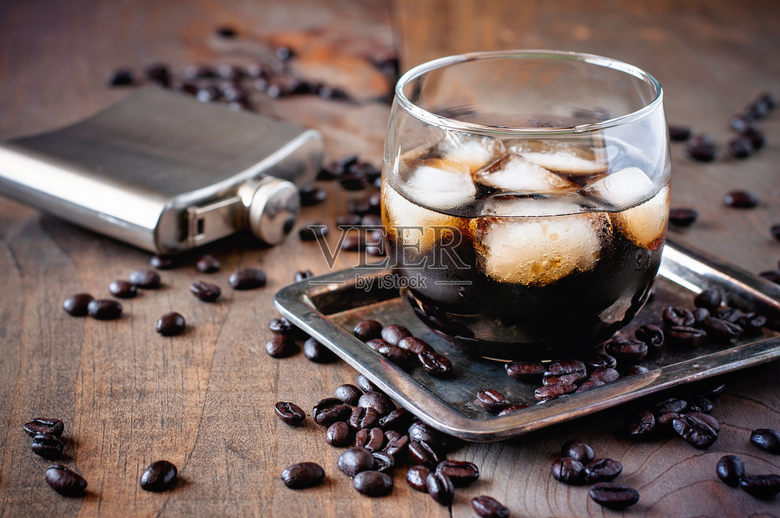 用玻璃杯盛有咖啡豆的利口酒照片摄影图片