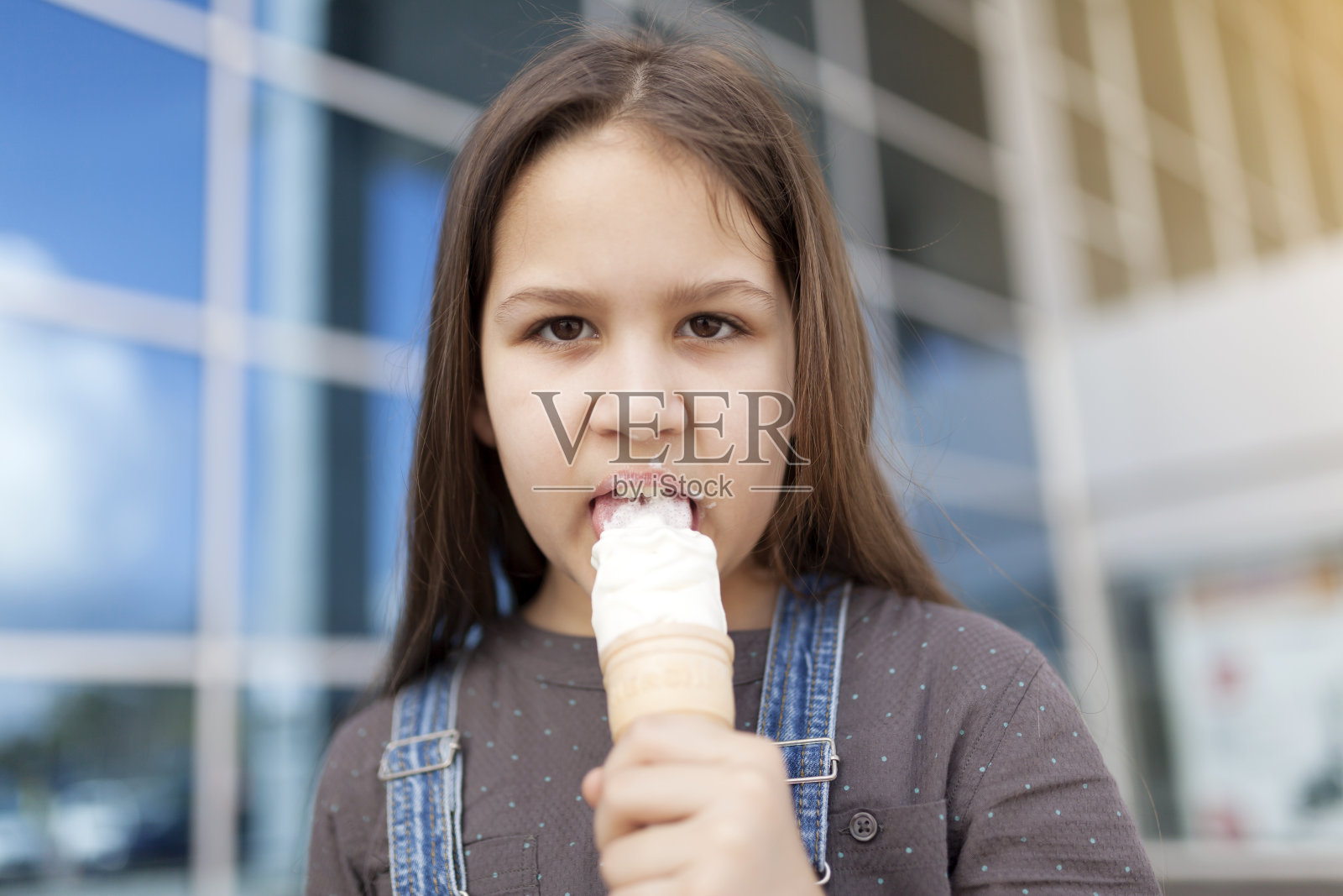 小女孩吃İce奶油照片摄影图片