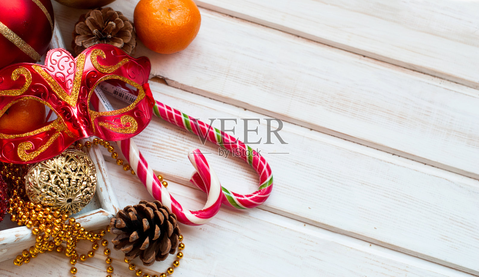 圣诞装饰品,糖果棒,面具,木t上的肿块照片摄影图片