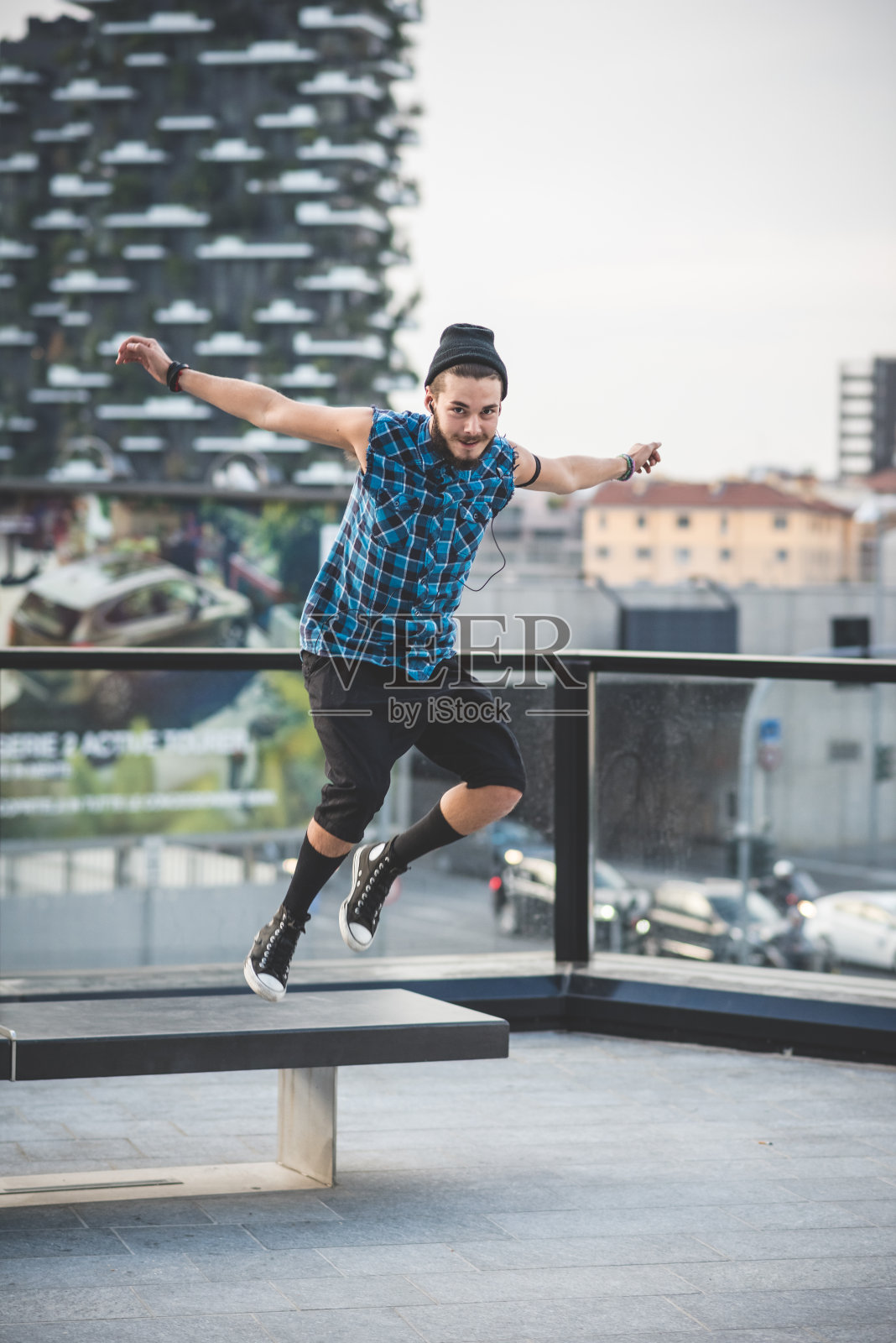 年轻英俊的蓄着胡须的嬉皮士照片摄影图片