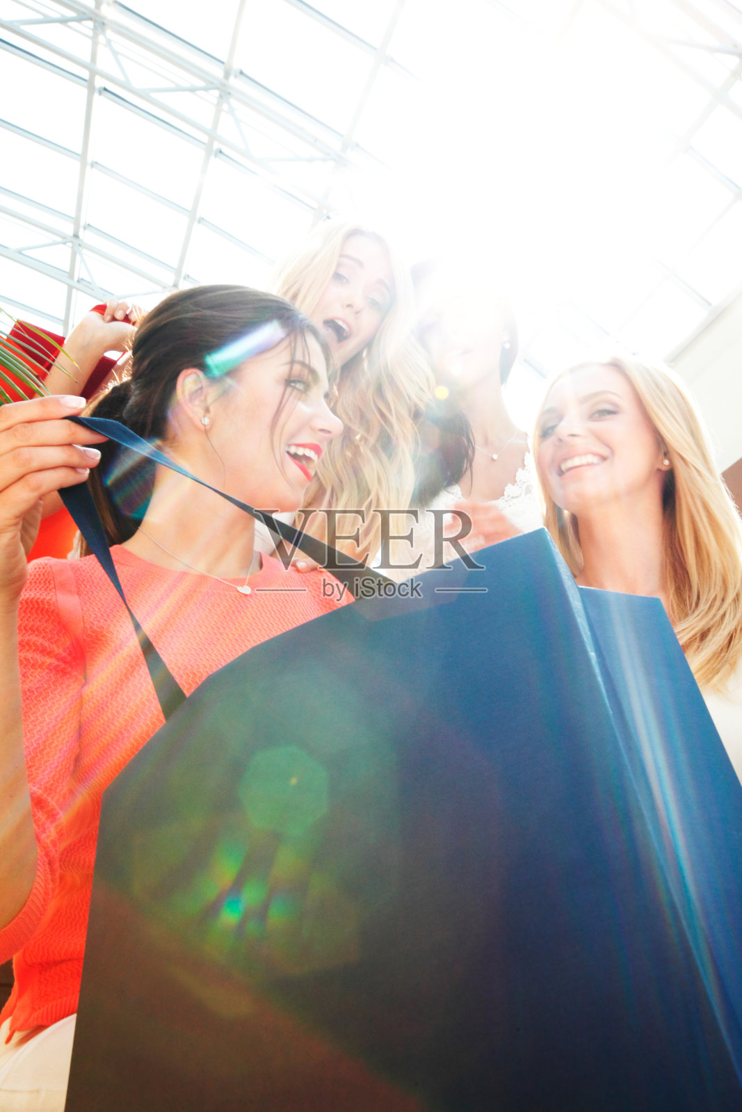 在商场购物的女人照片摄影图片