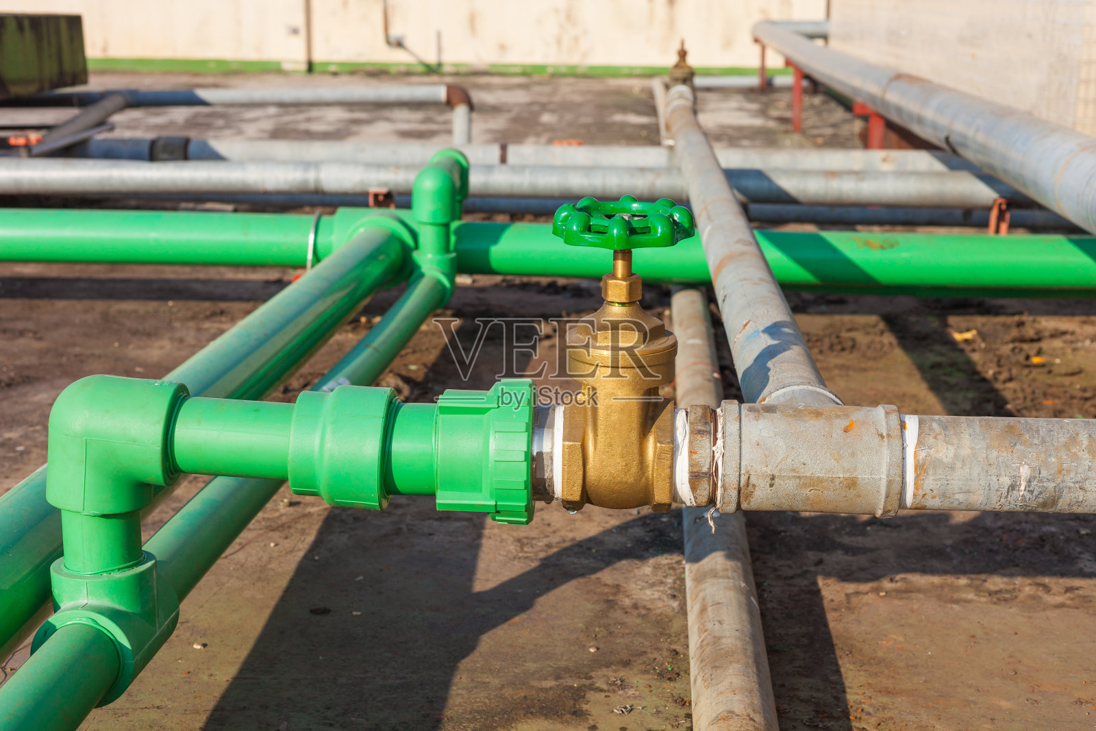 阀门安装在工业大厦屋顶照片摄影图片